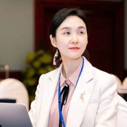 从行政文员转行为税务律师，一路跟着感觉走，天高海阔，一往无前